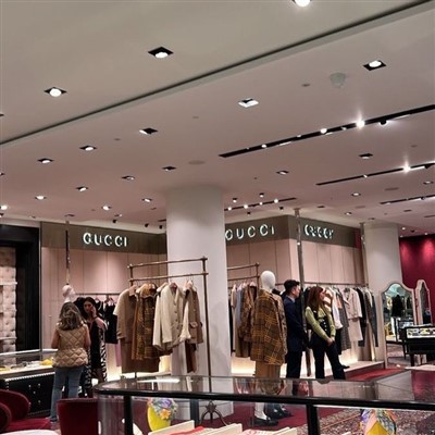 Desain showroom tampilan tas kelas atas terbaru